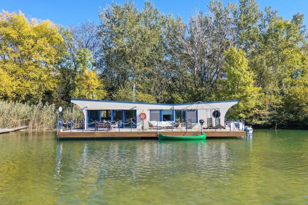 Ocarujuci Houseboat Na Dunaji Bratislava Exterior foto